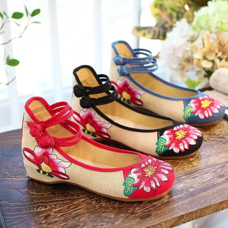 Ethnic Fabric - أحذية نسائية بكعب ويدجز مطرزة من